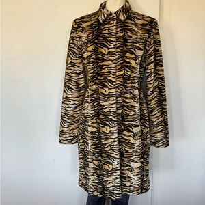 Vintage light weight soft animal print coat. Solid large snaps